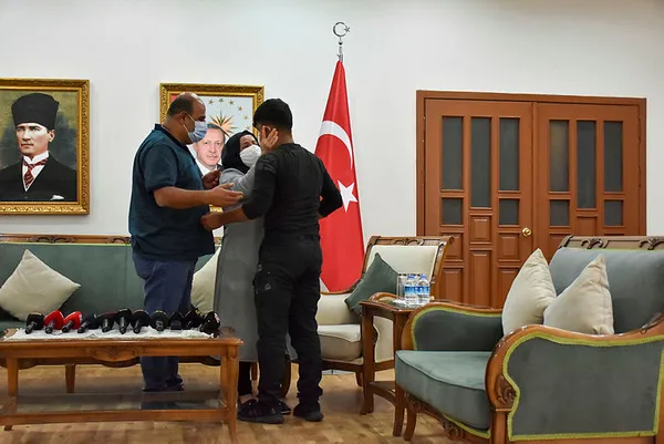 evlat-nobetinde-bir-kavusma-daha-rusen-cetinin-oglu-erdal-cetinle-bulustu-1599653188643.jpg Evlat nöbetinde bir kavuşma daha! Ruşen Çetin’in oğlu Erdal Çetin'le buluştu-3