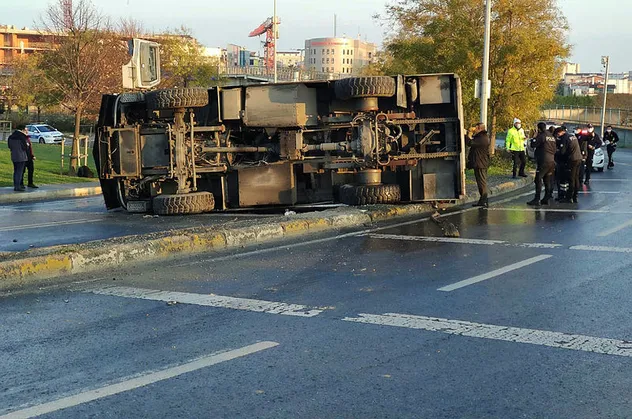 SON DAKİKA: İstanbul Küçükçekmece D-100'de TOMA devrildi