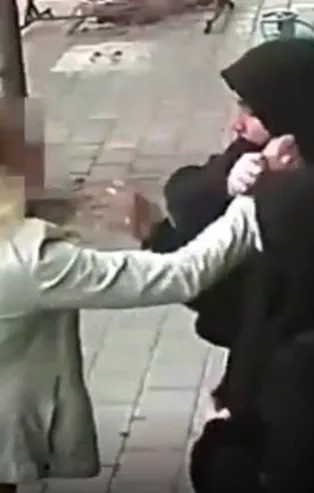 Adana'da tesettürlü kadına alçak saldırı