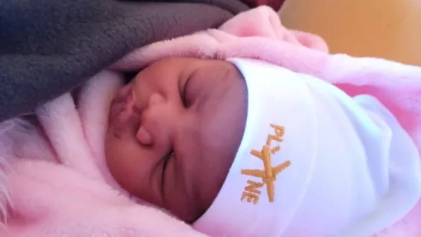 ucakta-dogum-bebege-mucize-aisha-adi-verildi-1642239364098.jpg