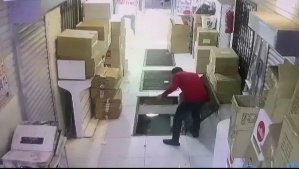 eminonunde-cep-telefonuna-bakarak-yuruyen-genc-izgaradan-asagi-dustu-telefonda-islerim-vardi-1645018626990.jpg Eminönü'nde cep telefonuna bakarak yürüyen genç ızgaradan aşağı düştü: Telefonda işlerim vardı-6