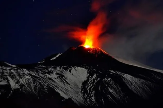 Endonezya'da yanardağ uyarısı! 'Krakatau'nun Çocuğu' uyandı