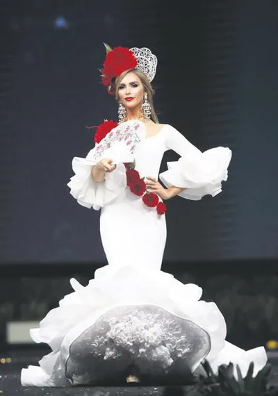 Tara de Vries'ın Osmanlı rüzgarı estiren kostümü büyük beğeni topladı-6