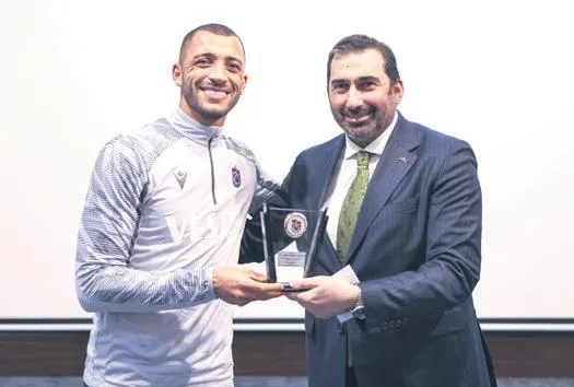 Kalbimde bir sızıyla ayrıldım