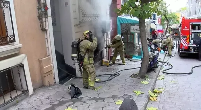 Son dakika: Beyoğlu'nda 3 katlı binada yangın-3