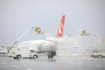 Rüzgar nedeniyle savrulan araç THY uçağına çarptı