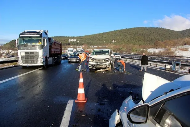 SON DAKİKA: TEM Otoyolu’nda zincirleme kaza! 9 araç birbirine girdi 4 kişi yaralandı-2