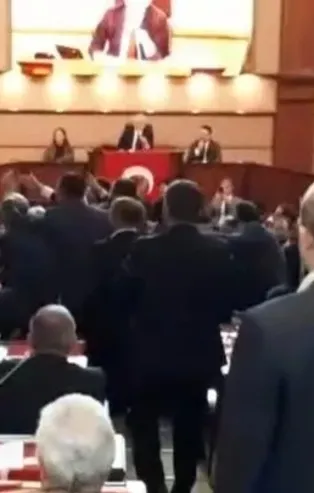 İBB Meclisi'nde CHP ve İyi Partililerden Engin Özkoç provokasyonu! AK Partililerin üzerine yürüdüler