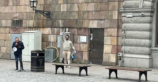 İsveç'te yeni skandal! Salwan Momika'nın parlamento dışında Kur'an- Kerim yakmasına yine göz yumdular