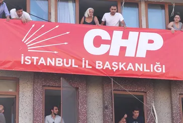 CHP Bahçelievler binasına İstanbul İl Başkanlığı yazısı astı