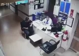 Hastanede çalışan teknisyen tavandan düştü! Sosyal medya bu videoyu konuşuyor