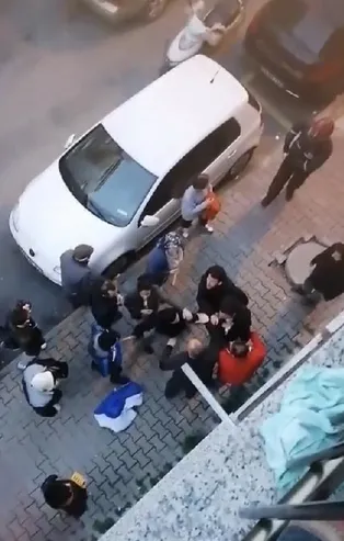 Küçükçekmece'de taciz iddiasına meydan dayağı! Mahalleli şüpheliyi darbetti