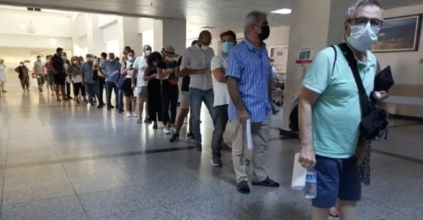 Antalya’da vatandaşlar, koronavirüsten korunmak için yüzlerce metrelik aşı kuyruğu oluşturdu