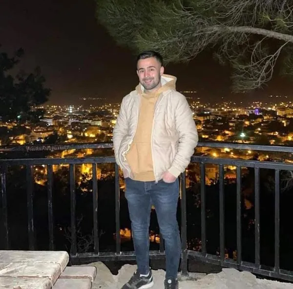 oglunun-acisina-dayanamayip-cenaze-aracini-open-anne-yurekleri-dagladi-1662981183357.jpeg Oğlunun acısına dayanamayıp cenaze aracını öpen anne yürekleri dağladı-2