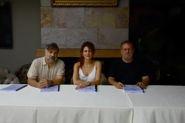 ben-bu-cihana-sigmazam-ikinci-sezona-hizli-bir-giris-yapiyor-oktay-kaynarca-ve-ebru-ozkan-sabanin-karadenize-c-1692177450859.jpg Ben Bu Cihana Sığmazam ikinci sezona hızlı bir giriş yapıyor! Oktay Kaynarca ve Ebru Özkan Saban’ın Karadeniz’e çıkarması...-1