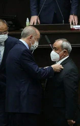 AK Parti'ye bir katılım daha! Rozetini Başkan Erdoğan taktı