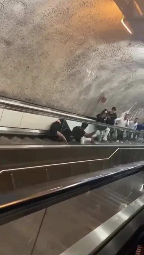 kadikoy-tavsantepe-metrosu-unalan-duraginda-yolcular-yumruk-yumruga-kavga-etti-yuruyen-merdivenlerden-yuvarlan-1654251375240.jpg