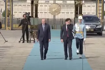 Başkan Erdoğan'ın resmi törenle karşıladığı İrakli Kobakhidze'nin saçlarıyla imtihanı!