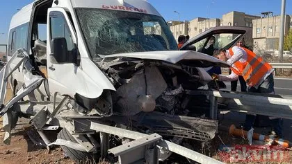 Gaziantep’te servis minibüsü kazası: Bariyerlere ok gibi saplandı!