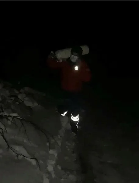 Kırşehir'de sağlık ekibi hastaya oksijen tüpünü omzunda taşıyarak ulaştırdı-4