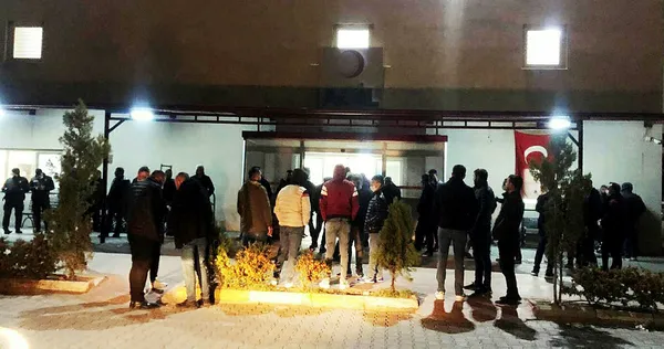 manisada-dugunde-cikan-yan-baktin-kavgasinda-1-kisi-cakiyla-olduruldu-1636796792696.jpg Manisa'da düğünde çıkan "yan baktın" kavgasında 1 kişi çakıyla öldürüldü-2