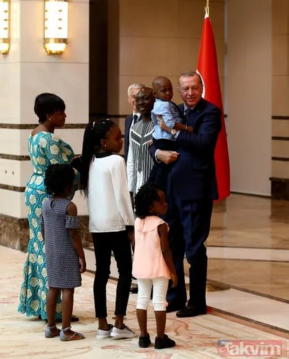 Başkan Erdoğan, Burkina Faso Büyükelçisi’nin çocuklarını sevdi