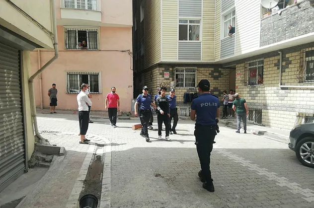 İstanbul Esenyurt'ta iki grup arasında sopalı kavga! Mahalle savaş alanına döndü!