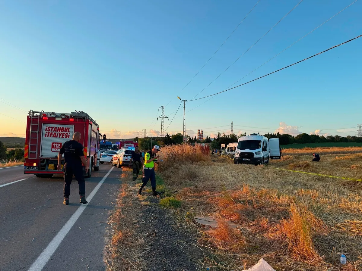 silivride-servis-minibusu-devrildi-2-kisi-oldu-1782586795900.jpeg Silivri’de feci kaza: Minibüs tarlaya uçtu, 2 kişi öldü-4
