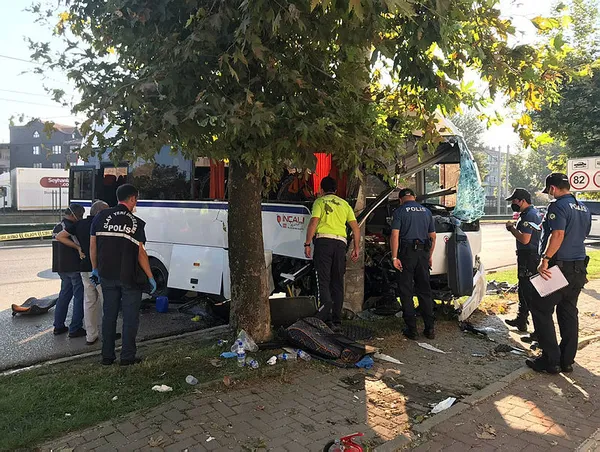 son-dakika-bursada-korkunc-kaza-isci-servisi-elektrik-diregine-carpti-olu-ve-yaralilar-var-1598509033456.jpg
