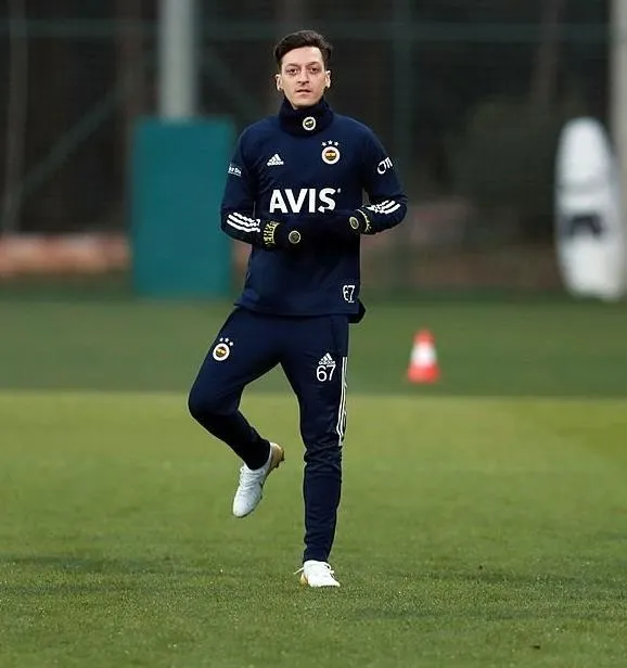 SON DAKİKA: Mesut Özil Galatasaray derbisinde oynayacak mı? Erol Bulut'tan flaş karar!-16