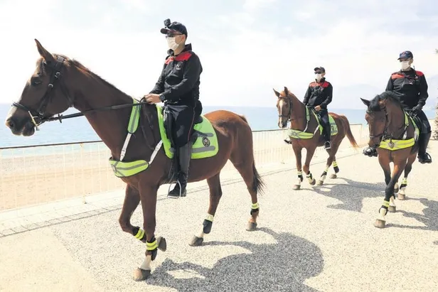 Sokağa çıkma kısıtlamasının ardından insanlar meydanlara akın etti! Sosyal mesafe yerle bir oldu...-2