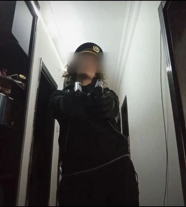 isa-aras-mersinlinin-yeni-goruntuleri-ortaya-cikti-polis-uniformasi-silah-ve-etek-bilgisayarindaki-not-beni-fa-1776409801798.jpeg İsa Aras Mersinli'nin yeni görüntüleri ortaya çıktı: Polis üniforması silah ve etek! | Bilgisayarındaki not: Beni fark etsinler-4