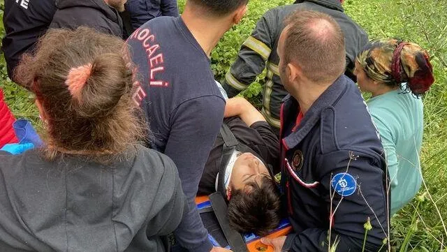 Kocaeli'de korkunç kaza! Korkuluklara çarpıp istinat duvarından uçtu! EDS ele verdi: 5 kişi ağır yaralı-4