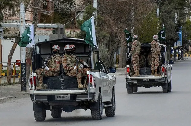 Pakistan'da devriye gezen askerlere silahlı saldırı: 2 asker öldü