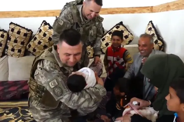 Mehmetçikten minik Pınar'a ziyaret