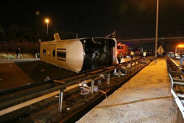 son-dakika-temde-otobus-devrildi-olu-ve-yaralilar-var-1593978502385.jpeg Son dakika: TEM'de otobüs devrildi! Ölü ve yaralılar var-2