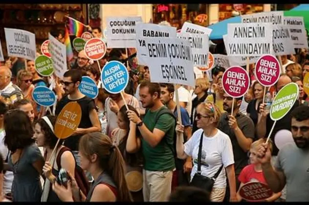 CHP’nin açıktan destek verdiği sapkın örgüt LGBTi’den "ilkokullara sızma" kılavuzu