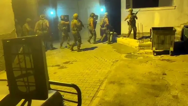 Şirinler çetesine düzenlenen operasyonun görüntüleri ortaya çıktı! Koçbaşı ile kapıyı kıramayan polis zırhlı araçla girdi-5