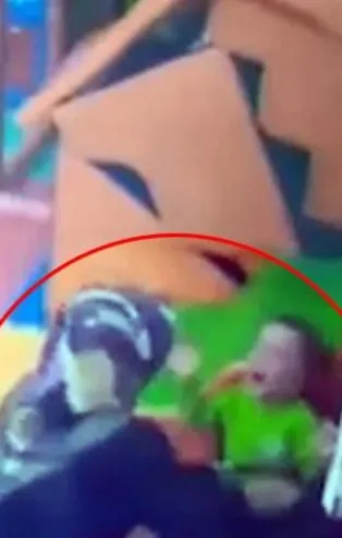 Son dakika: Düzce'de kreş öğretmeninin 2 yaşındaki çocuğa dayağı güvenlik kameralarına yansıdı