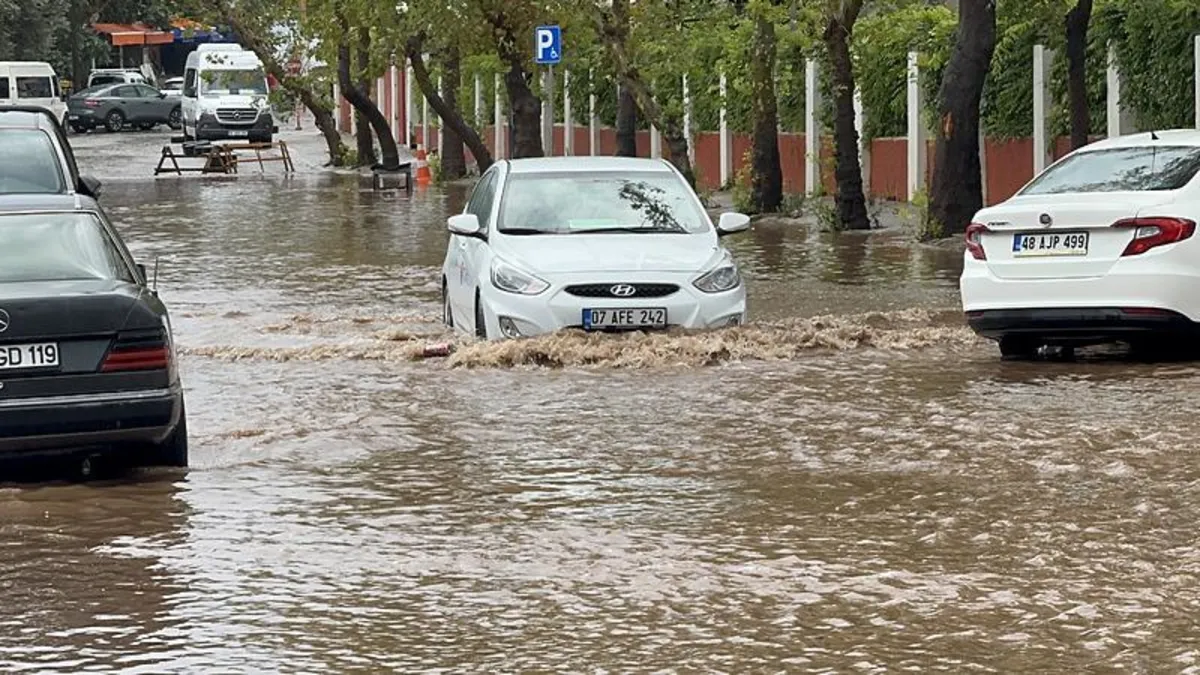 Muğla'da fırtına ve sağanak sonrası yollar göle döndü!