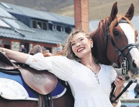 Kadın doğum doktoru, at sevgisini ileriye taşıdı: Çiftlik kurup at yetiştirdi-1