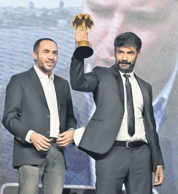 kurulus-osman-golden-palm-awards-odul-torenine-damga-vurdu-1631654771757.jpeg