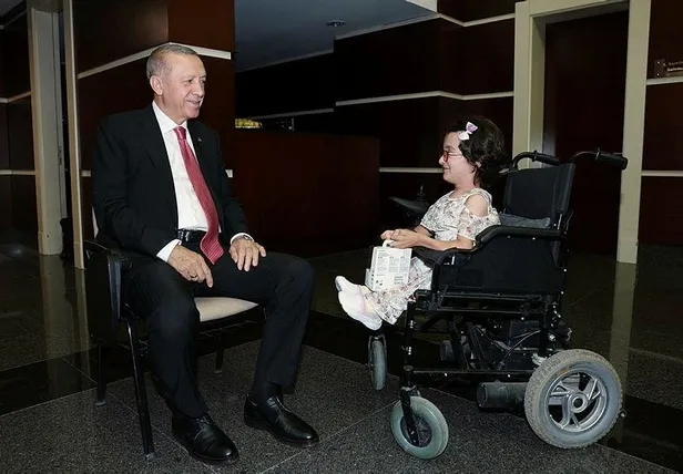 tayyip-dedemi-gormek-istiyorum-demisti-baskan-erdogan-ile-gorusen-cam-kemik-hastasi-hiranin-hayali-gercek-oldu-1659974834833.jpeg "Tayyip dedemi görmek istiyorum" demişti! Başkan Erdoğan ile görüşen cam kemik hastası Hira'nın hayali gerçek oldu-2