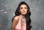 Hande Erçel’in elbisesine ilginç benzetmeler: Tuvalet kağıdı, sargı bezi, alçı...