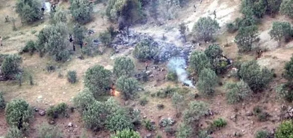 Şırnak'ın Uludere ilçesine bağlı Şenoba beldesinden havalanan Couger tipi helikopter, gerilim hattına takılarak düştü. Kazada 13 asker şehit oldu