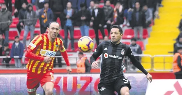 Adriano imzayı atıyor
