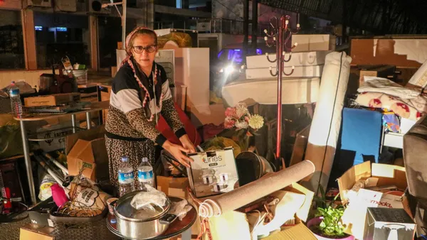 kizinin-nisanina-hazirlanan-anne-tahliye-karari-eline-ulasmayinca-esyalariyla-birlikte-sokakta-kaldi-1653040725148.jpg Kızının nişanına hazırlanan anne tahliye kararı eline ulaşmayınca eşyalarıyla birlikte sokakta kaldı-3