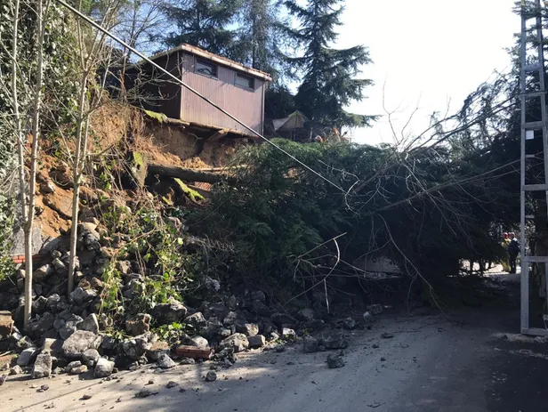 Beykoz'da istinat duvarı çöktü! Araçlar altında kaldı-3