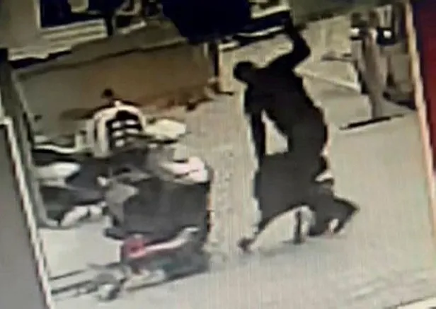 o-anlar-kamerada-annesiyle-tartisan-kardesini-buji-anahtariyla-dovdu-1666347745535.jpeg O anlar kamerada: Annesiyle tartışan kardeşini buji anahtarıyla dövdü-3