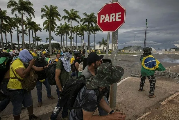 abdnin-darbe-hayalleri-suya-dustu-brezilya-cikan-olaylarin-kontrol-altina-alindigini-duyurdu-1673304063606.jpeg